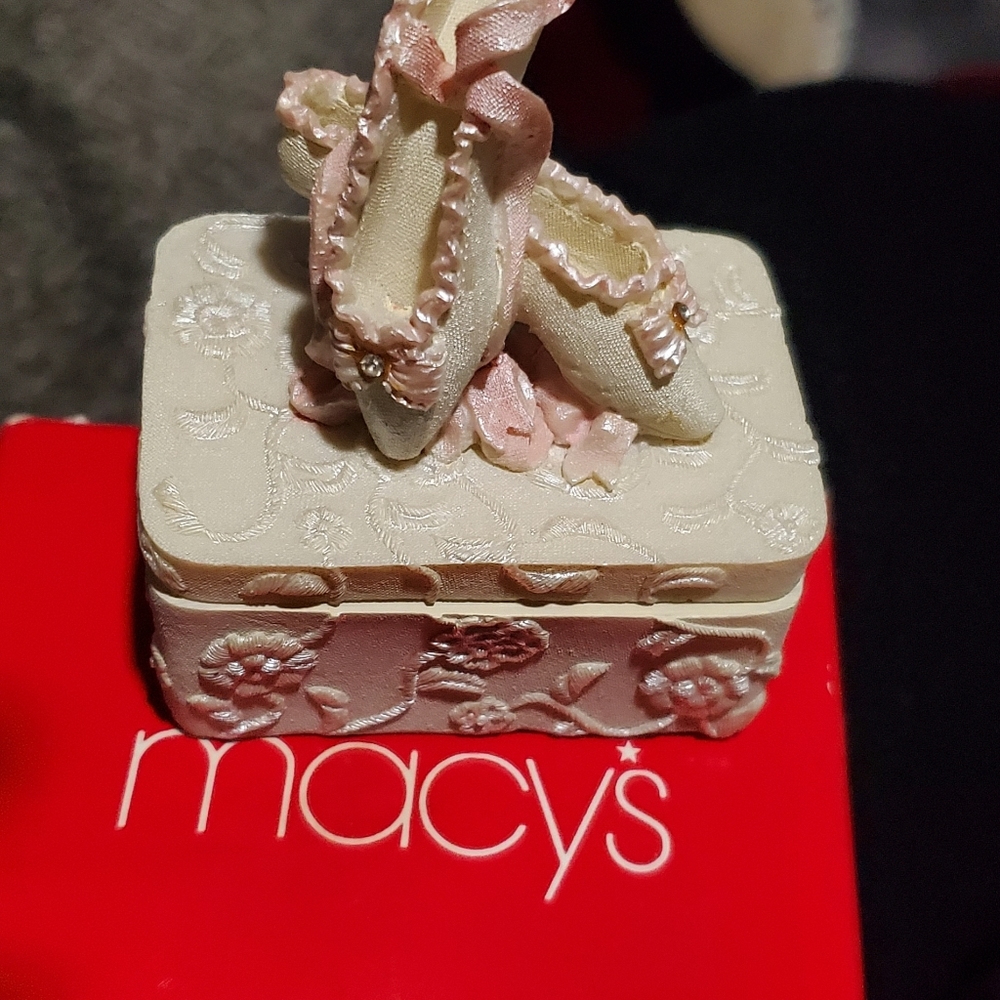 Cute jewelry box / small great for earrings etc